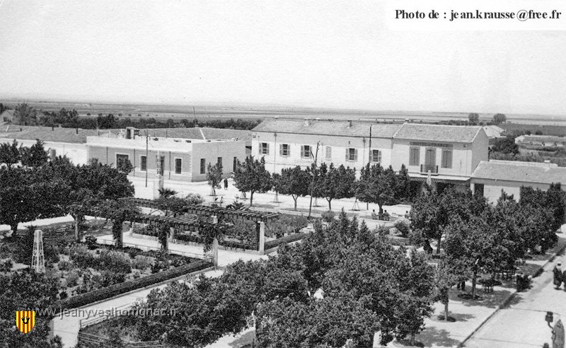 03 1938 Ain El Arba Jardin et Gendarmerie copie.jpg - Le jardin et la gendarmerie - 1938. (photo jean Krausse)